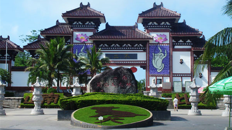 不二是三亚南山景区大门景观,为南北朝风格建筑.